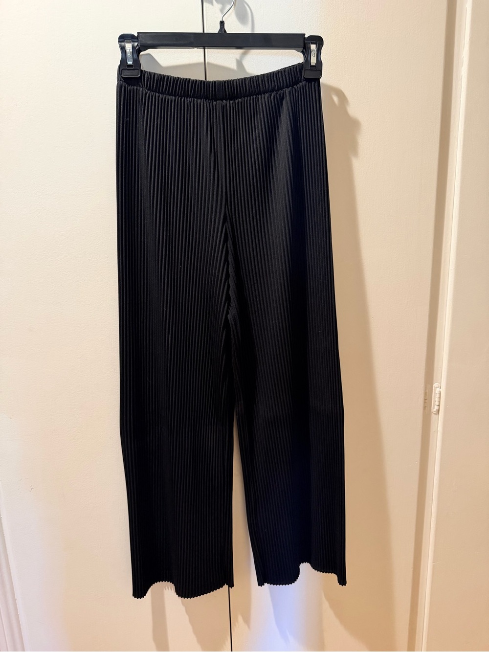 Uniqlo Black Pleated Wide-Leg Pants